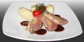 Magret de canard clouté au foie gras de canard, purée de pomme de terre à l'huile de truffe, sauce au cassis